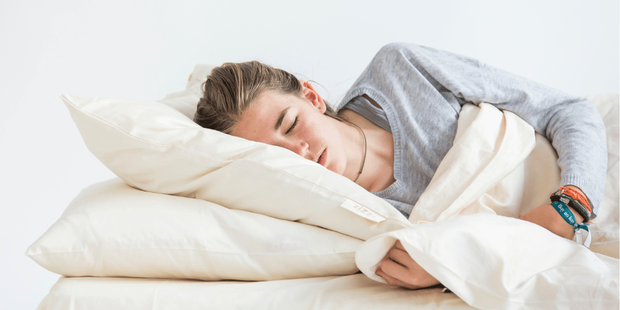 Teenager Mädchen schläft tief und fest