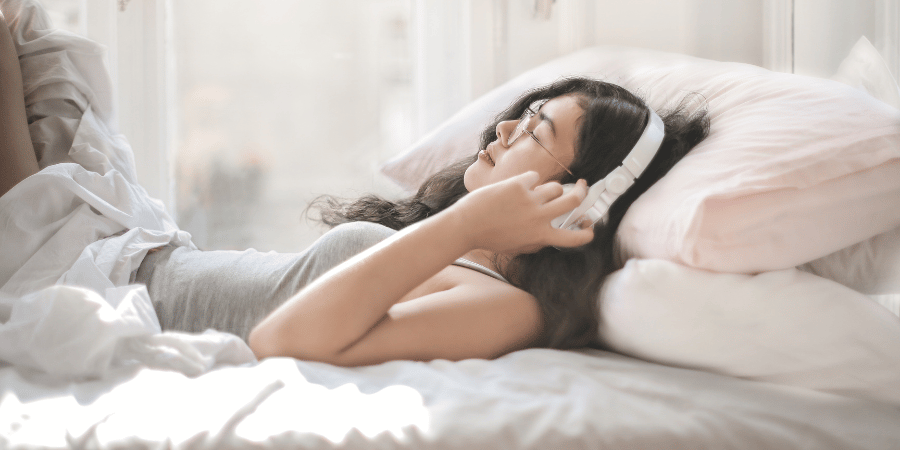 Ich höre einen Podcast im Bett