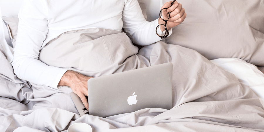 Mann arbeitet an seinem Computer