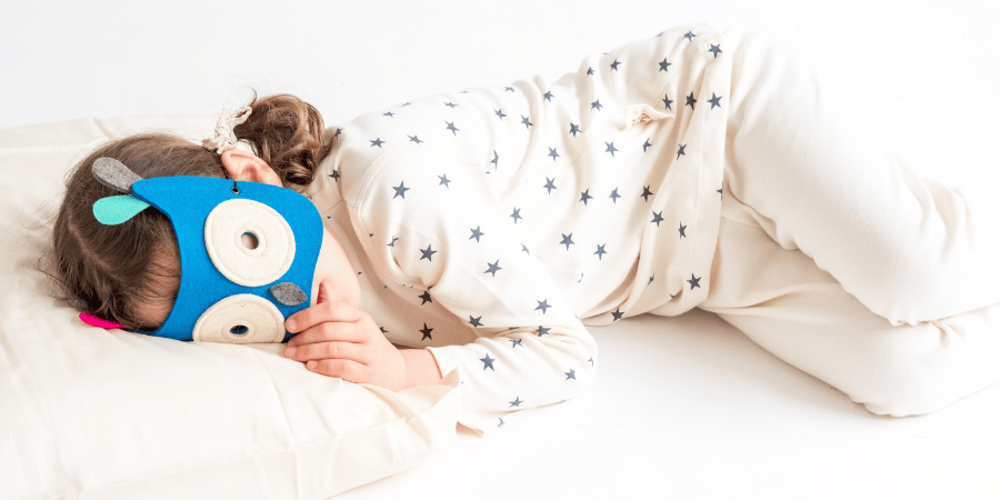 Kind schläft im Zizzz Pyjama 