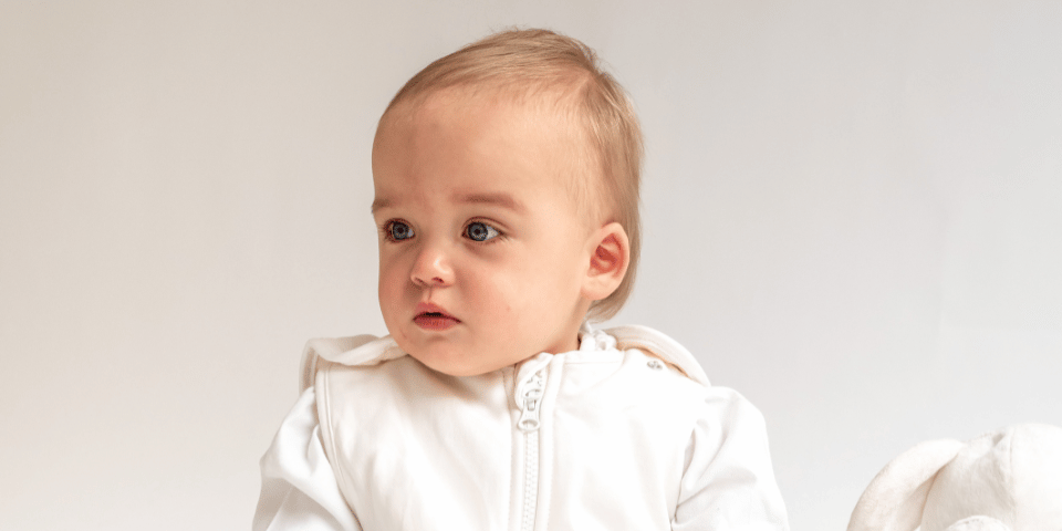Baby schlaeft mit seiner großen Schwester