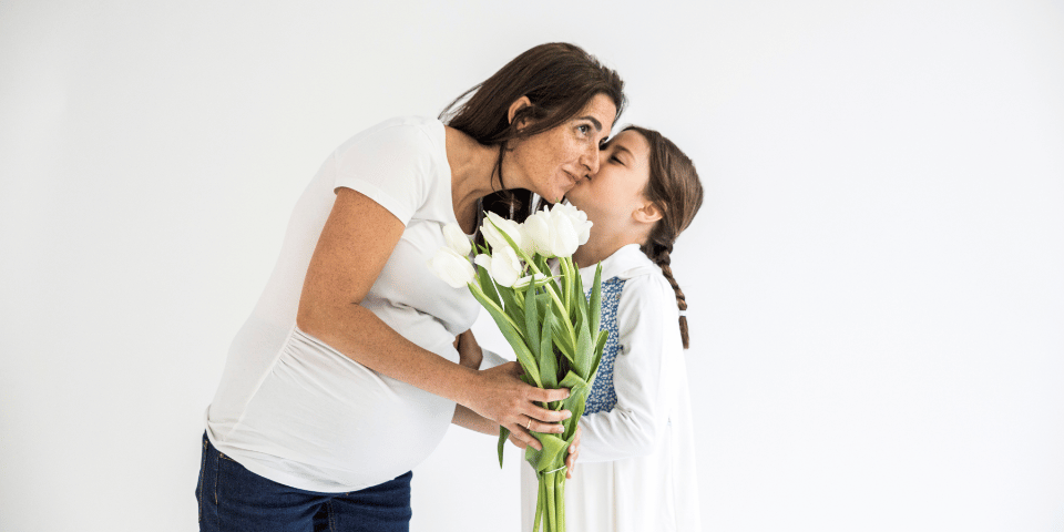Schwangere Frau erhält einen Blumenstrauß