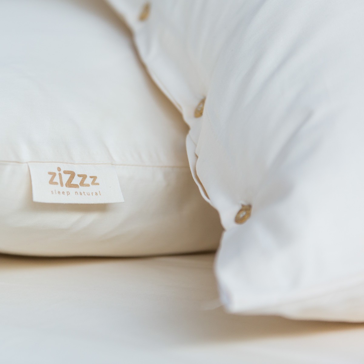 https://www.zizzz.ch/de/pub/media/catalog/product/cache/c765a4d669c886d3d06da4793fdc6b0d/d/u/xduvet_cover_zizzz_patriciasemir193_2.jpg.pagespeed.ic.cFsYjbejYN.jpg