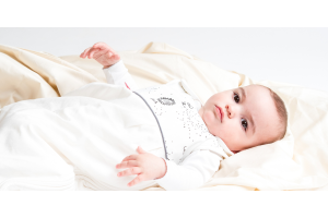 Baby lying in a Zizzz sleeping bag