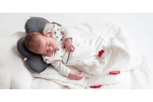 Baby sleeping in a Zizzz Lucky Star Baby sleeping bag