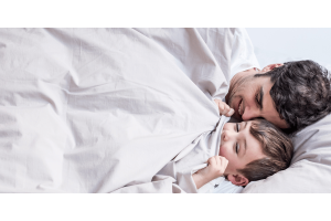 A dad and his kid in Zizzz bedding