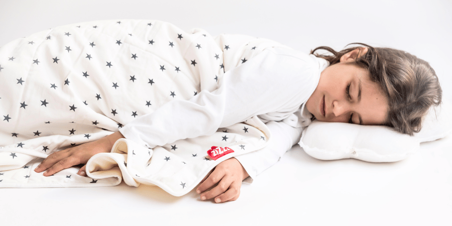 Girl sleeping with a Zizzz blanket