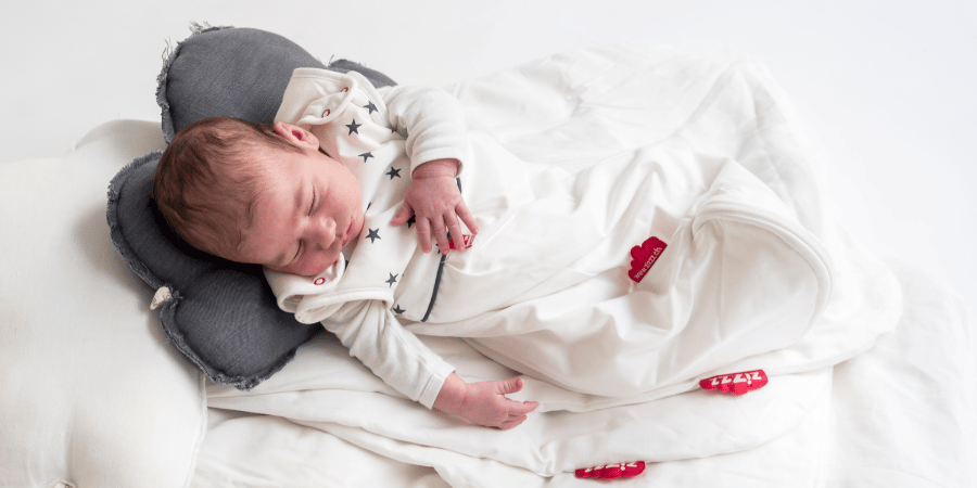 Baby sleeping in a Zizzz Lucky Star Baby sleeping bag