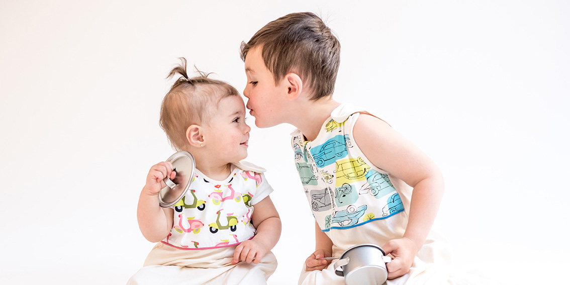 Enfant fait bisou à bébé