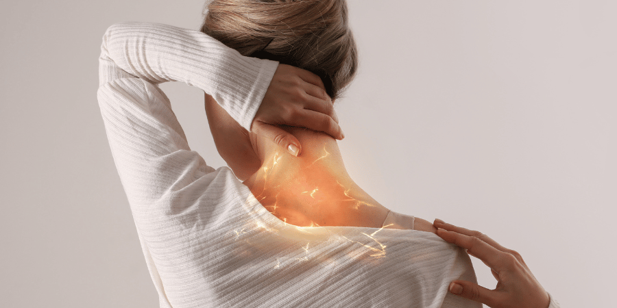 Femme se massant la nuque