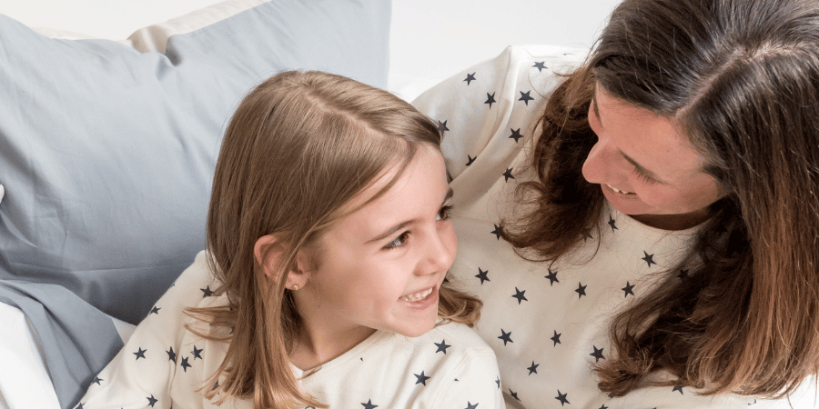 Mère et fille en pyjama Zizzz motif étoiles