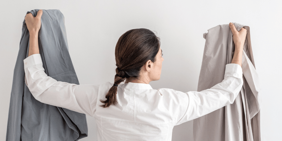 Femme observant son linge de lit