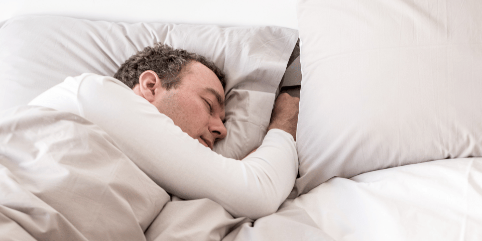 Homme endormi dans son lit