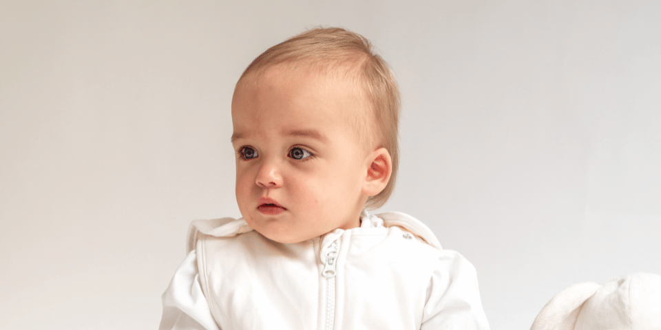 bébé qui a l'air triste