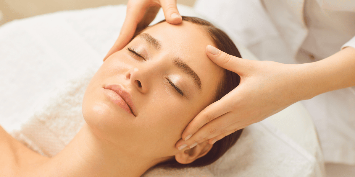 Femme qui se fait masser le visage