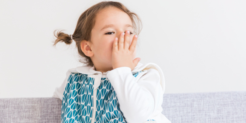 enfant qui baille et essaye de s'endormir