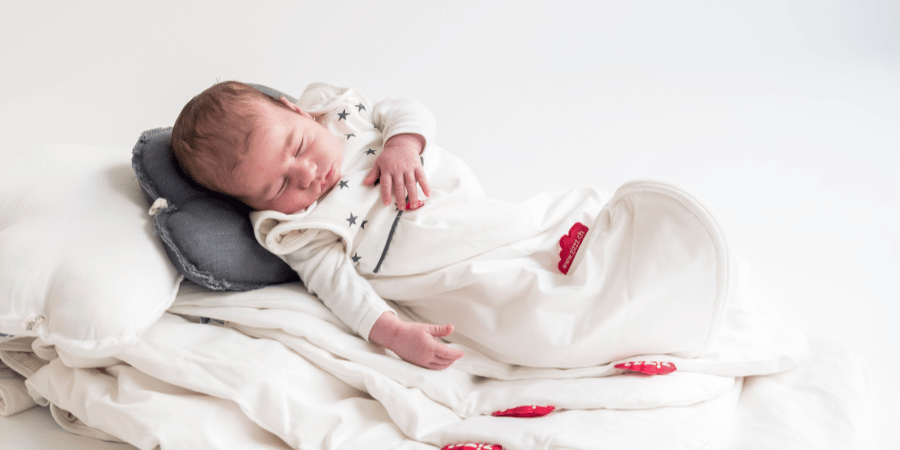Bébé endormi dans une gigoteuse 4 saisons Swisswool de Zizzz
