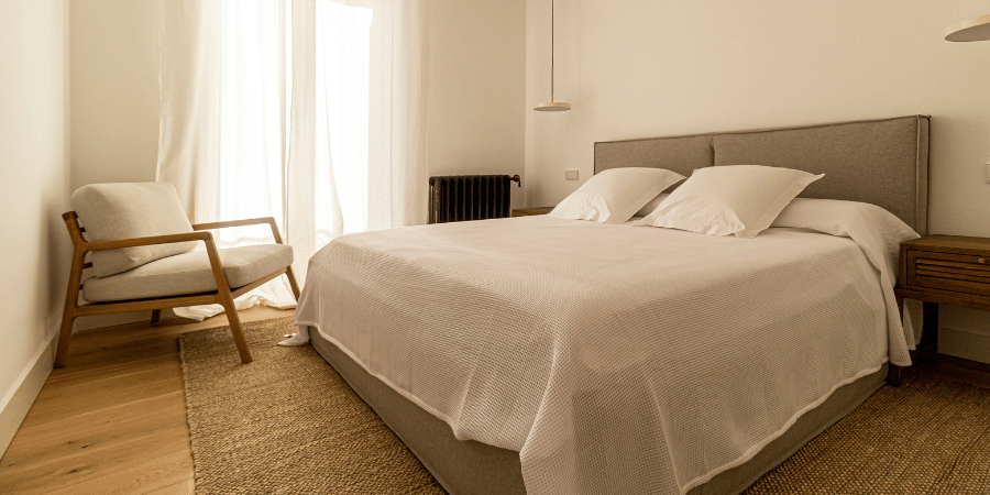 chambre avec tapis et rideaux