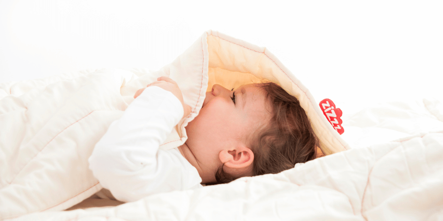 enfant sous une couette Zizzz