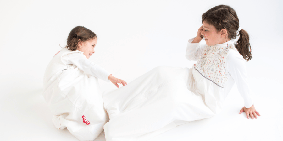 Deux enfants en gigoteuse Zizzz