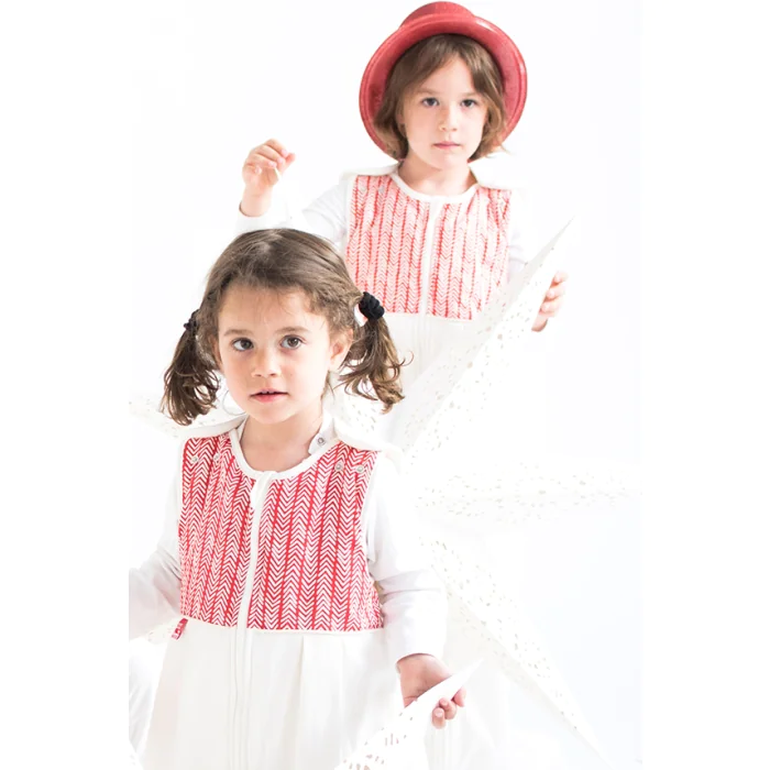 Deux petites filles en gigoteuse herringbone