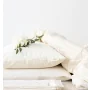 Parures de lit satin Zizzz surmontées d'une rose blanche thumbnail