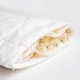 Oreiller ouvert avec boulettes de laine à l'intérieur thumbnail